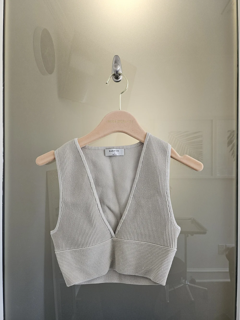 Babaton / Aritzia Ribbed V-Neck Cropped Tank - Light Beige Size Small